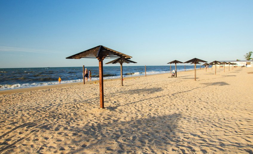 Пляж рядом с гостиницей Манго Голубицкая