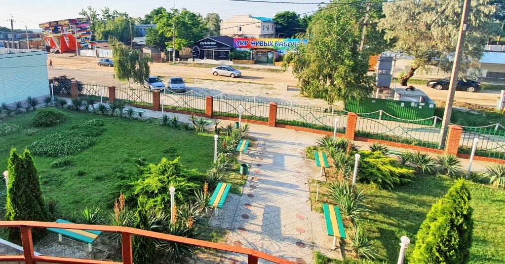 Пляж рядом с гостиницей Манго Голубицкая