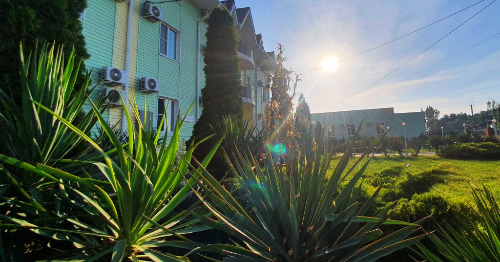 Пляж рядом с гостиницей Манго Голубицкая